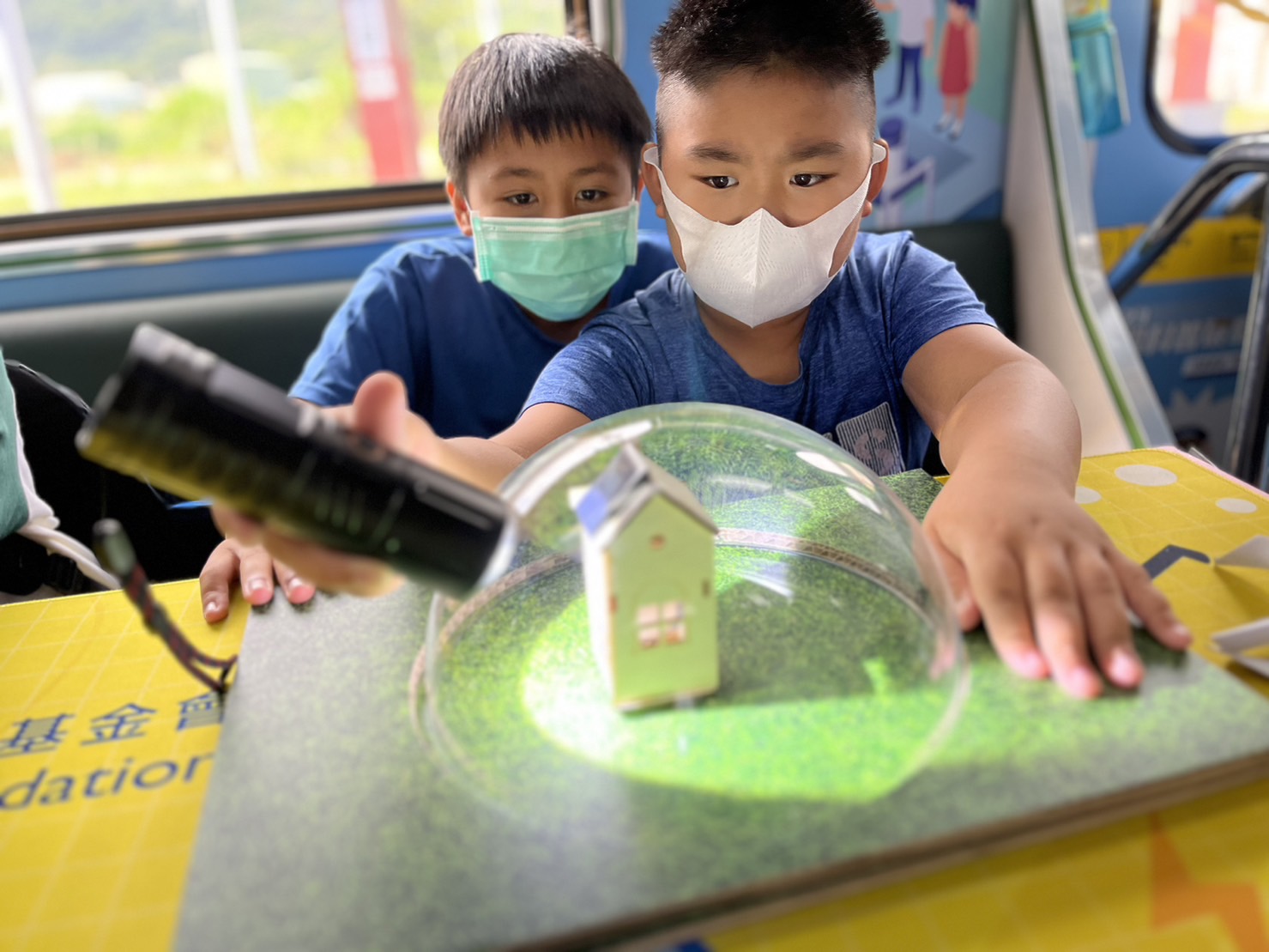 G22恒峰參與基礎科學主題車廂，以STEAM教學精神，設計「逐日科學家」、「太陽能工程師」以及「淨零建築師」三大能源科普課程和實驗